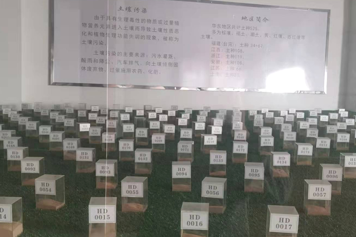 來自礦產(chǎn)開發(fā)、洗選加工過程中產(chǎn)生的大量粘土、泥土礦沙由于持水性高、粘度大、易抱團(tuán)結(jié)塊給后續(xù)物料磨粉、焙燒等工序造成不良影響，烘干機(jī)廠家鄭州東鼎干燥針對此類物料干燥及應(yīng)用特