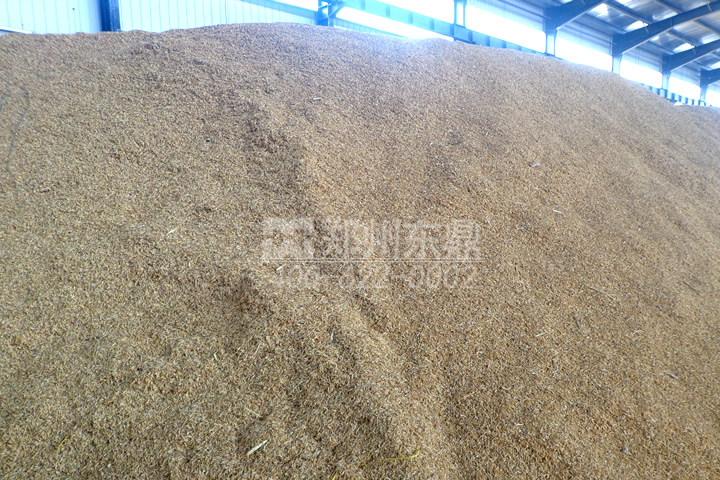 在家具制造行業(yè)生產(chǎn)過(guò)程中會(huì)產(chǎn)生大量的鋸末、刨花，這些木質(zhì)物料是加工優(yōu)質(zhì)生物質(zhì)顆粒的好原料，但由于水分過(guò)高直接壓制顆粒會(huì)影響顆粒品質(zhì)，為了控制鋸末的含水率，我司開(kāi)發(fā)成套鋸