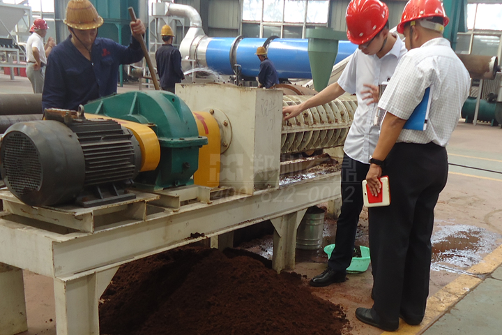 椰糠烘干機(jī)烘干椰槺椰絲成本低，占地面積小，提供椰槺烘干現(xiàn)場考察咨詢